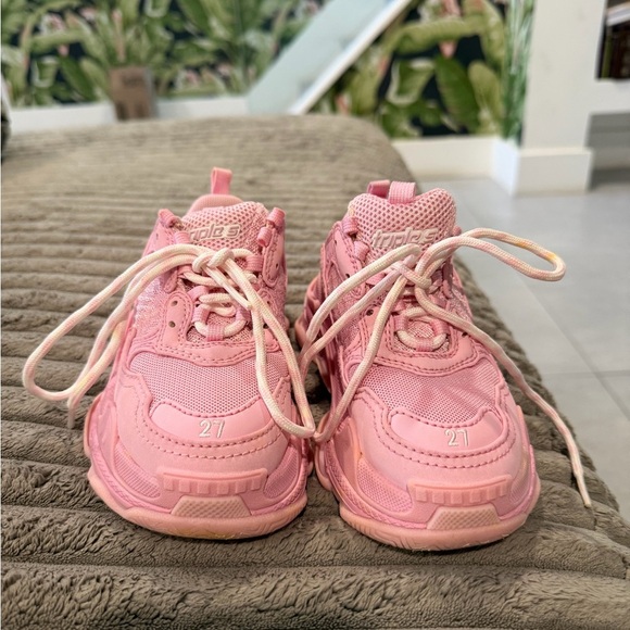 Balenciaga Triple S Kids Sneakers – Pink
Size: EU 27 / US 10 - Picture 2 of 12